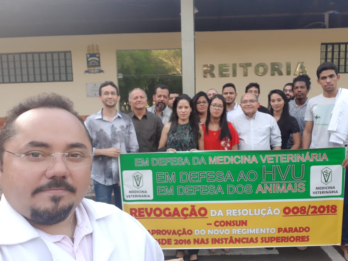Manifestantes em frente à reitoria da UFPI