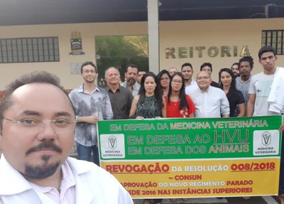 Manifestantes em frente à reitoria da UFPI