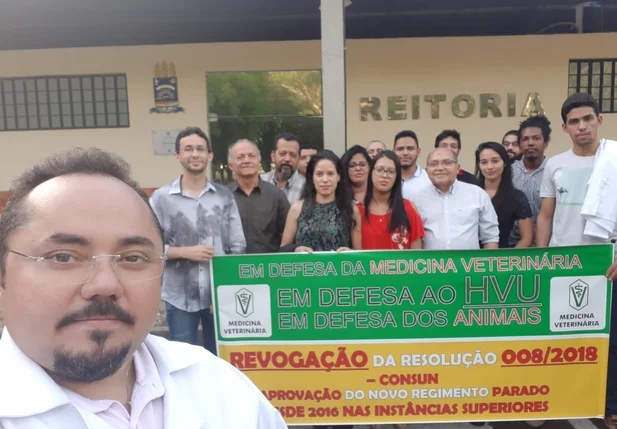 Manifestantes em frente à reitoria da UFPI