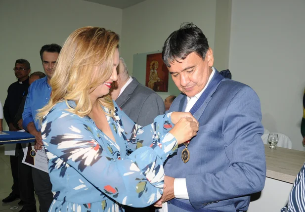 Wellington Dias é condecorado com medalha Serra da Capivara