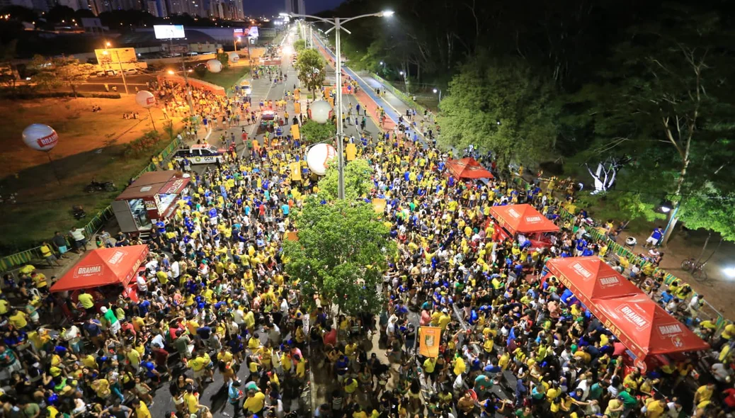 Centenas de pessoas na Ponte Estaiada