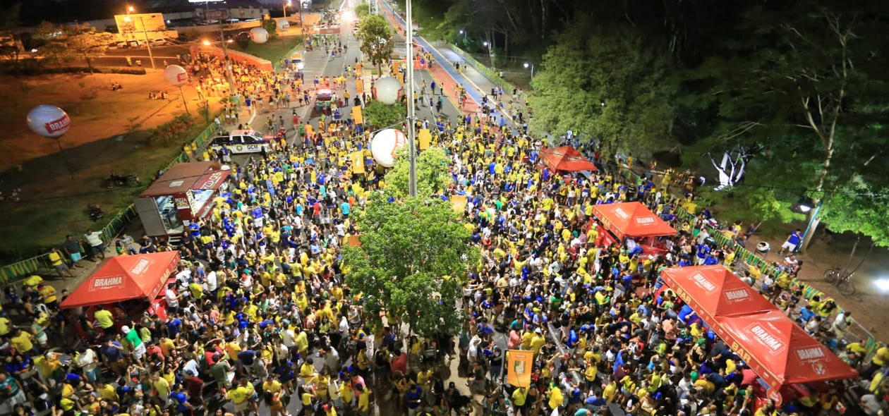 Centenas de pessoas na Ponte Estaiada