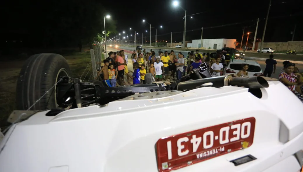 Curiosos no local do acidente