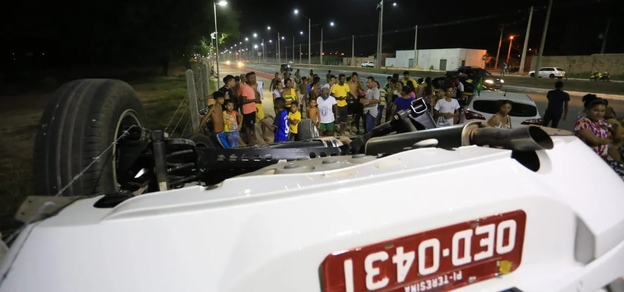 Curiosos no local do acidente