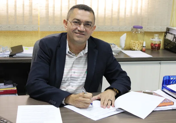 Padre Walmir assina decreto convocando aprovados em concurso 