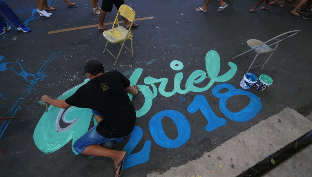 Pintor decorando a rua