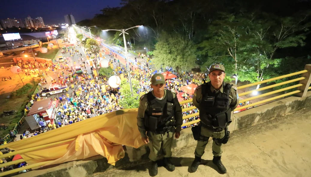 Policiais fazendo a segurança
