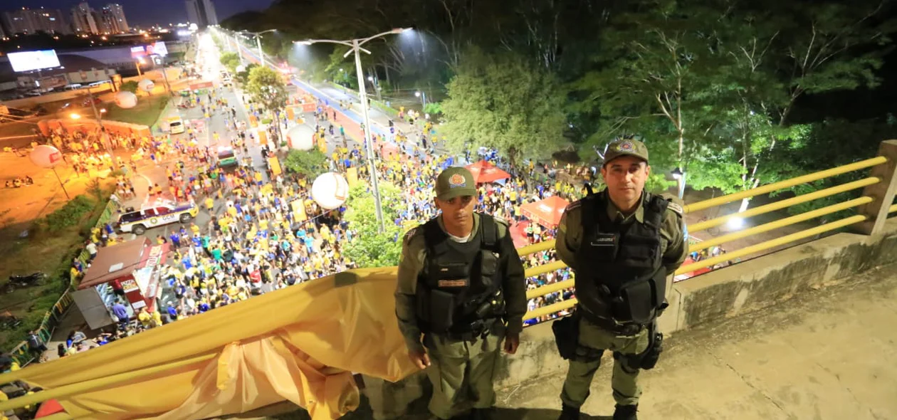Policiais fazendo a segurança