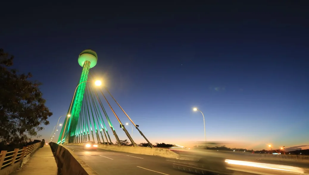 Ponte Estaiada iluminada com as cores do Brasil