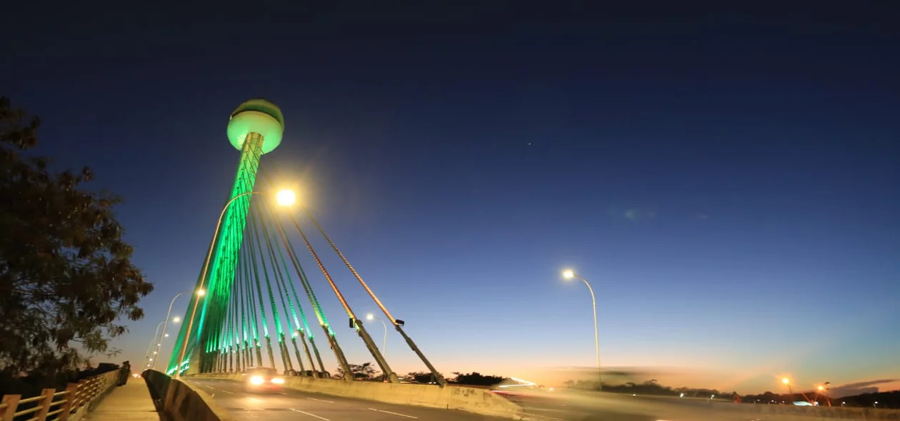 Ponte Estaiada iluminada com as cores do Brasil