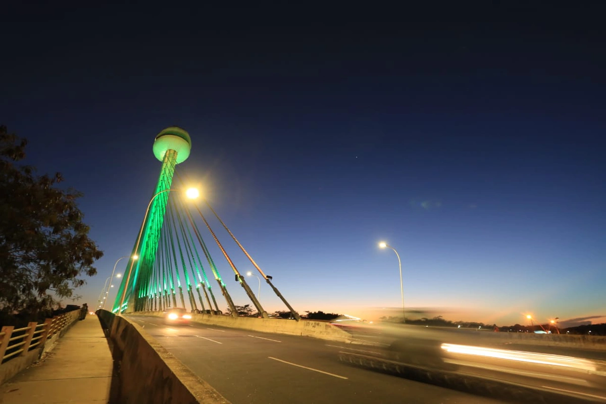 Ponte Estaiada iluminada com as cores do Brasil