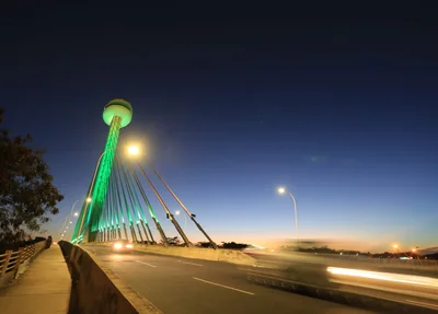 Ponte Estaiada iluminada com as cores do Brasil