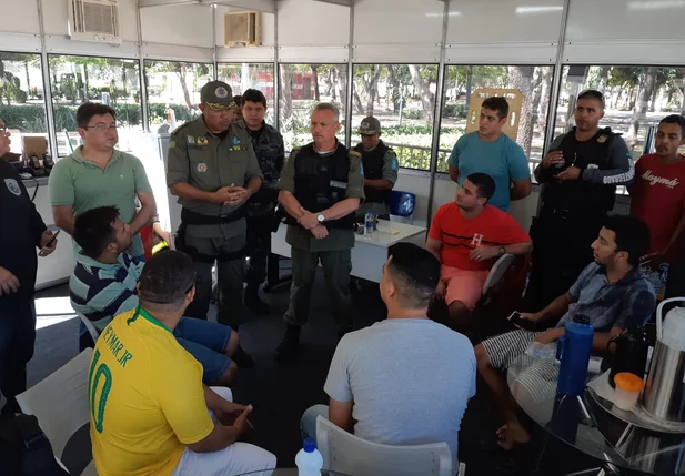 Reunião da Secretaria de Segurança para definir horário de comemorações dos jogos no bairro Saci