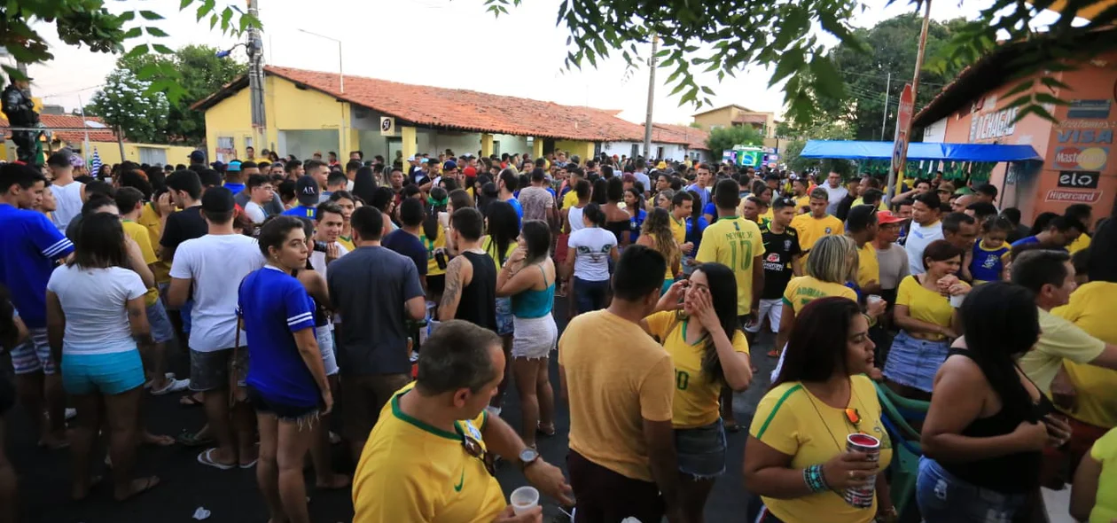 Teresinenses comemoram classificação do Brasil para as oitavas