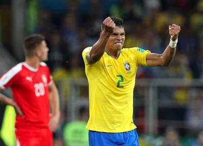 Thiago Silva do Brasil comemora seu gol durante a partida entre Sérvia x Brasil