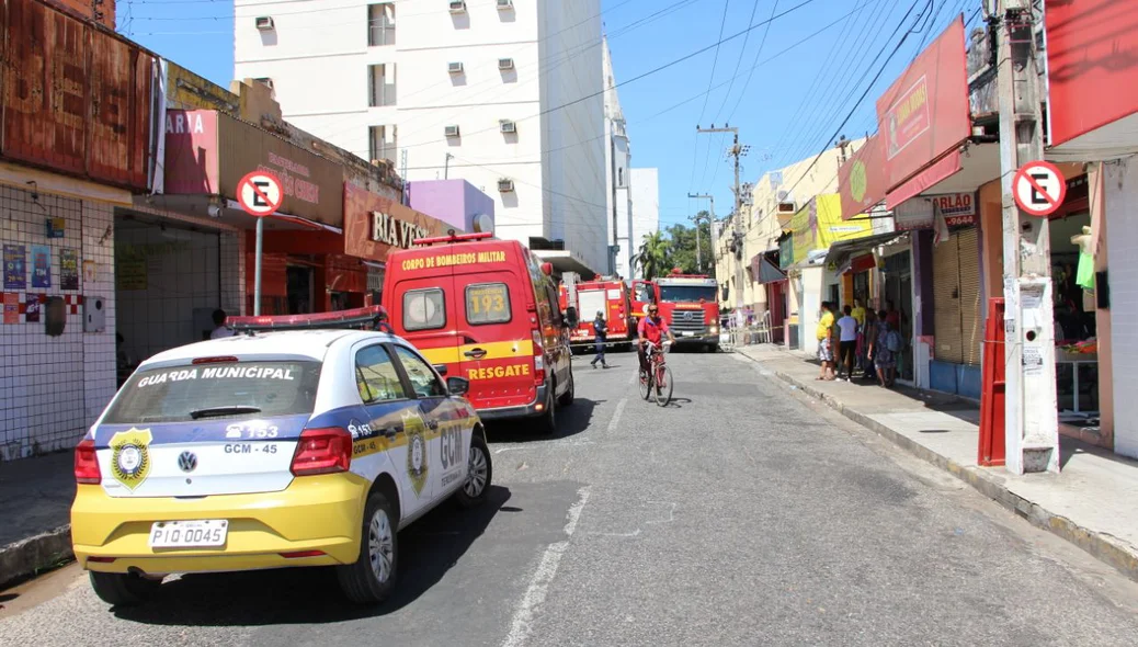 Agentes da Strans e funcionários da Eletrobras estiveram no local