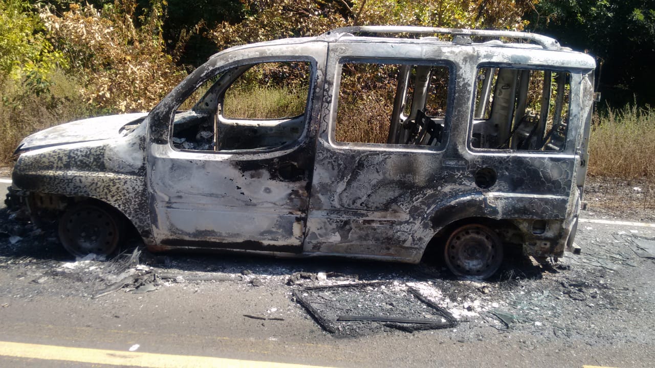 Carro que pegou fogo na rodovia