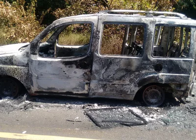Carro que pegou fogo na rodovia