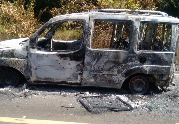 Carro que pegou fogo na rodovia