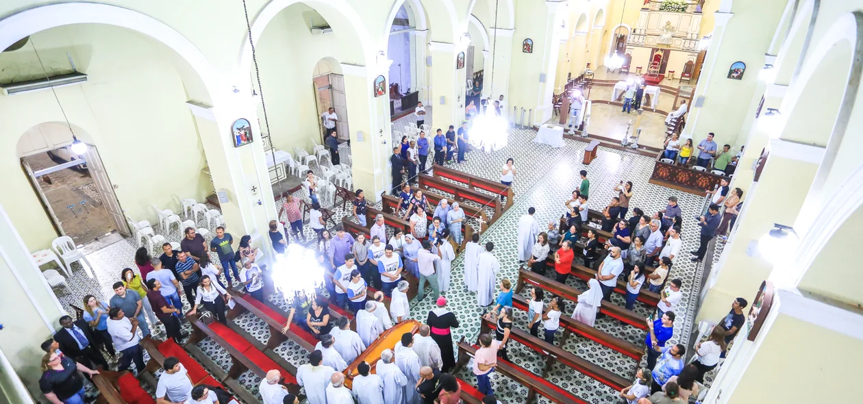 Chegada do corpo na Igreja catedral nossa senhora das dores