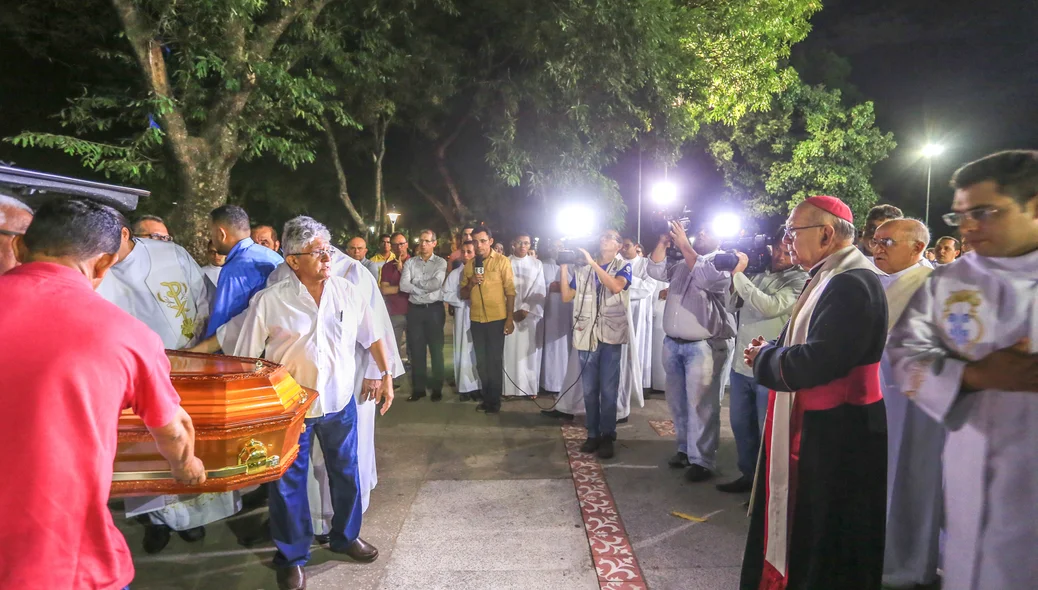 Dom Jacinto recebe caixão com Dom Miguel Câmara 