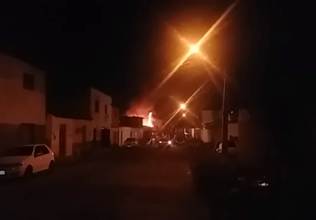 Incêndio foi registrado por moradores