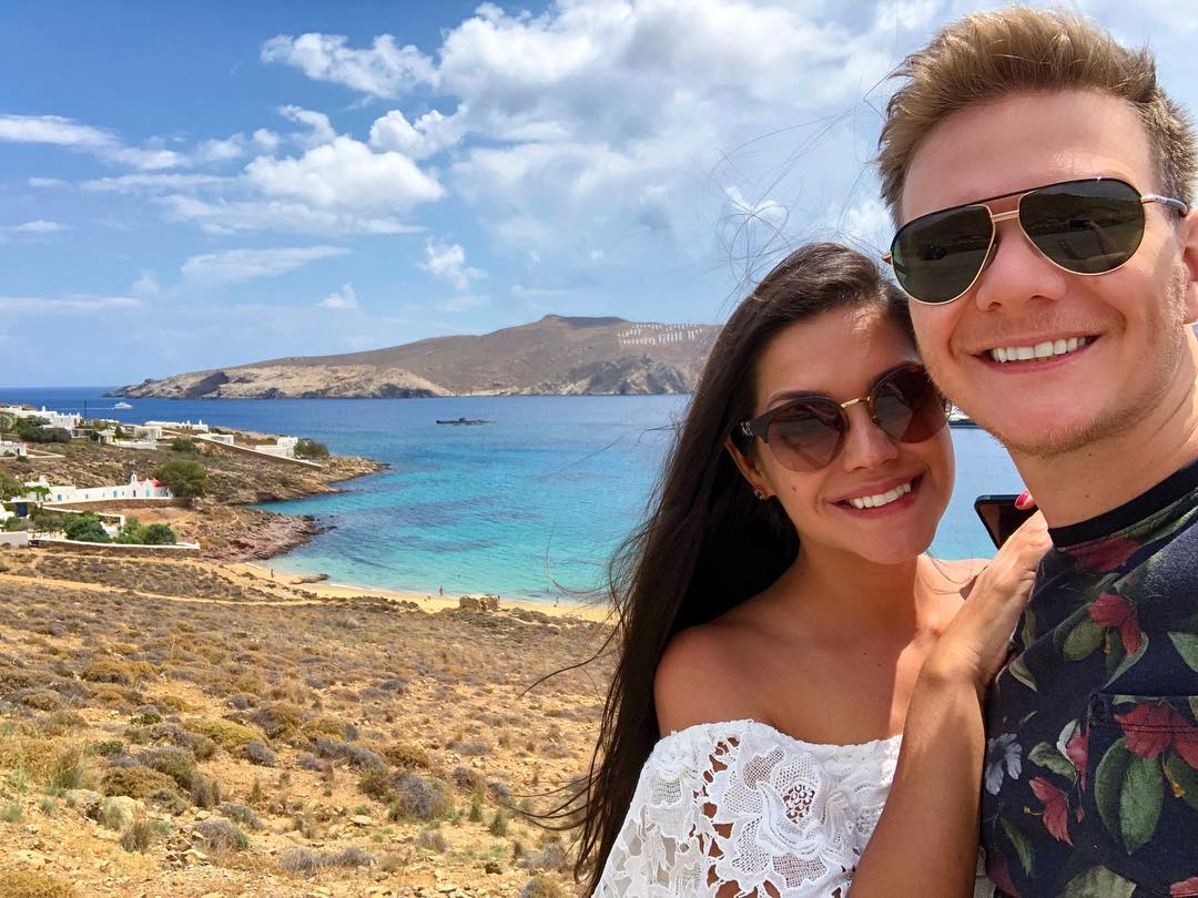 Michel Teló e Thaís Fersoza durante viagem