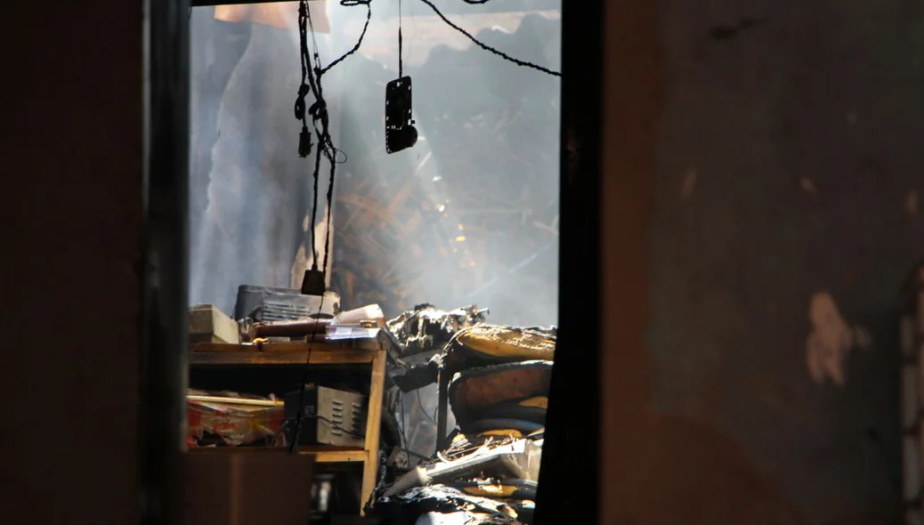 O incêndio iniciou na sucata