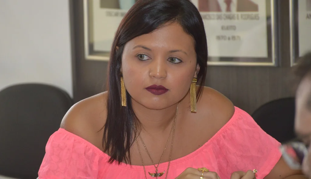 Padre Walmir vai exonerar Camila Luz da Secretaria de Agricultura