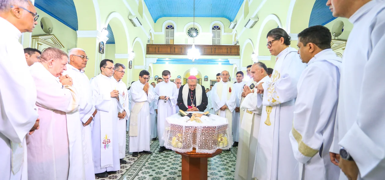Padres recebem corpo de Dom Miguel Câmara