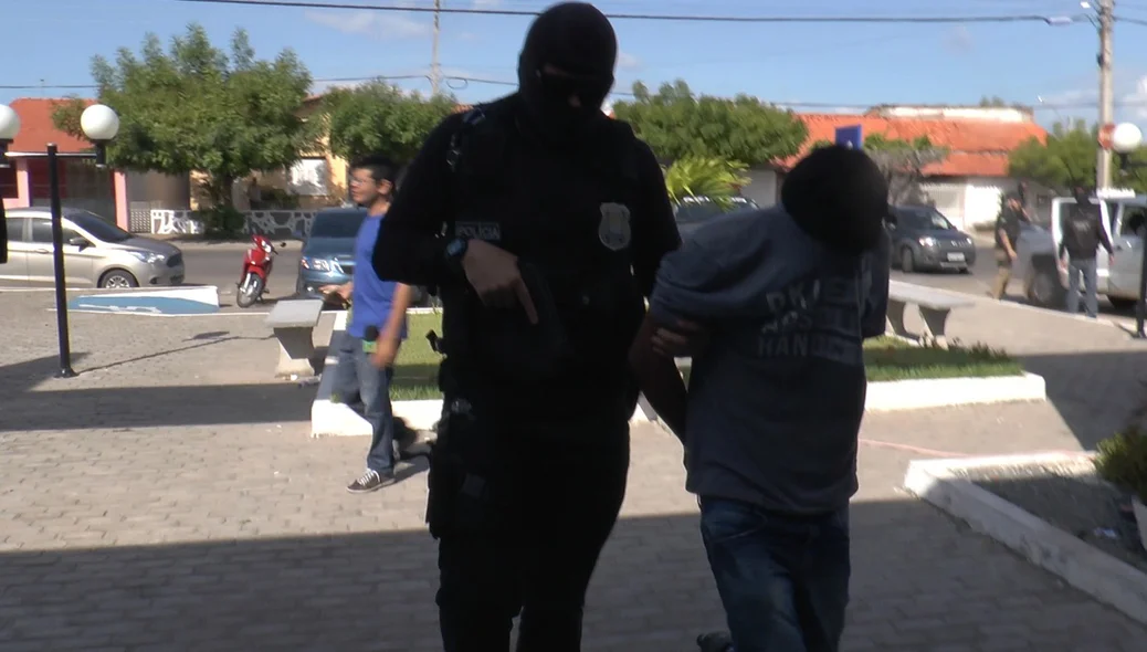Polícia prende acusados de tráfico de drogas