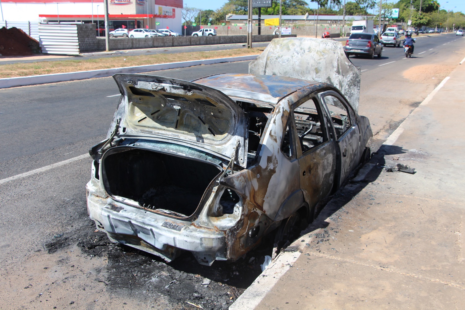 Veículo pega fogo na Avenida Zequinha Freite