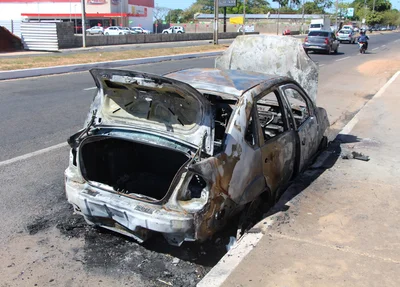 Veículo pega fogo na Avenida Zequinha Freite