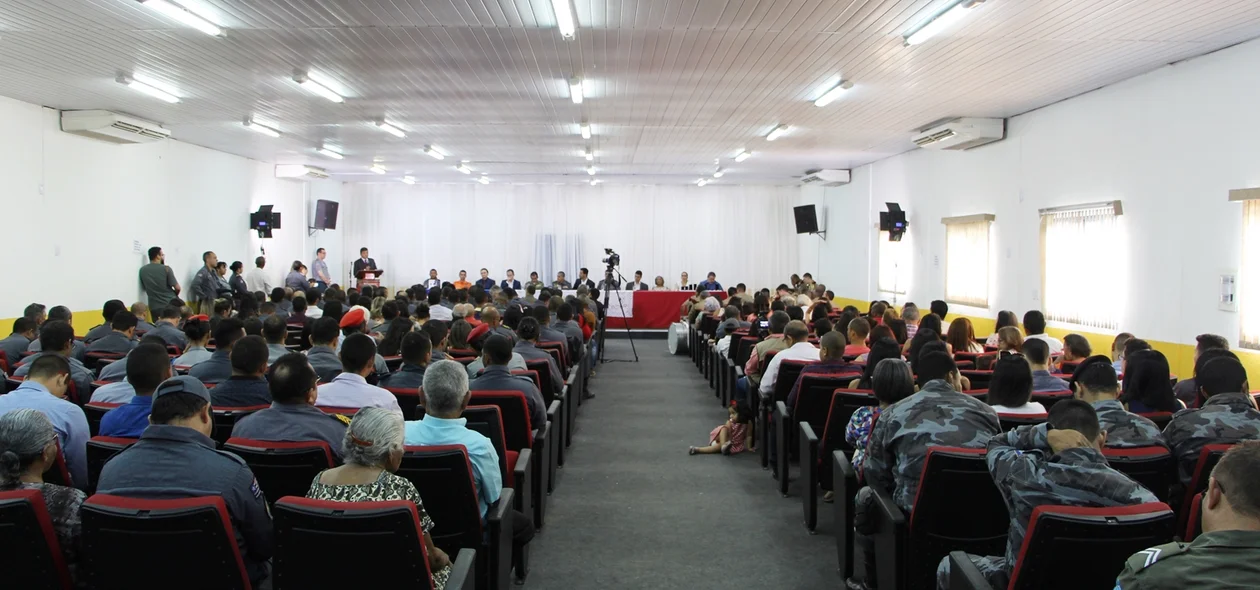 Amigos e familiares participaram da solenidade