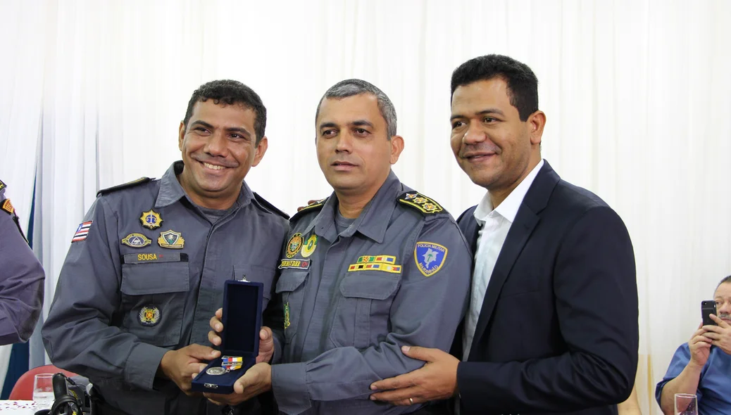 Comandante Schnneyder entrega medalha do Brigadeiro Falcão