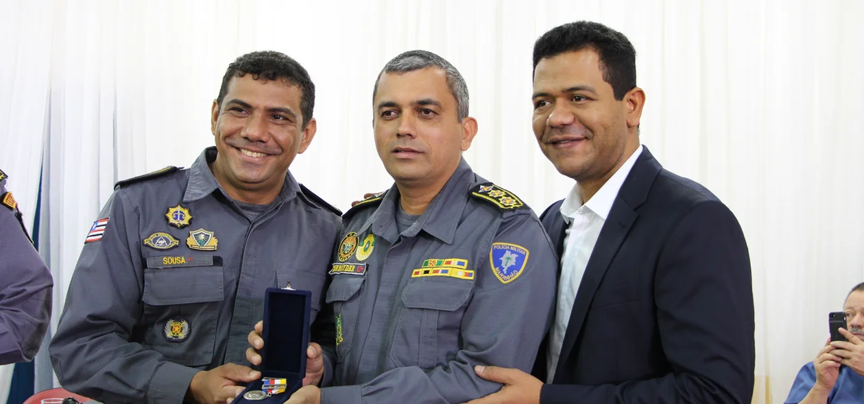 Comandante Schnneyder entrega medalha do Brigadeiro Falcão
