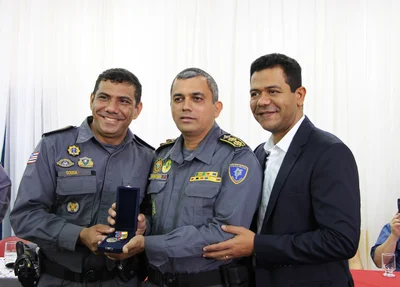 Comandante Schnneyder entrega medalha do Brigadeiro Falcão