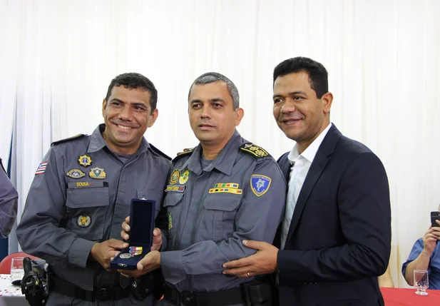 Comandante Schnneyder entrega medalha do Brigadeiro Falcão