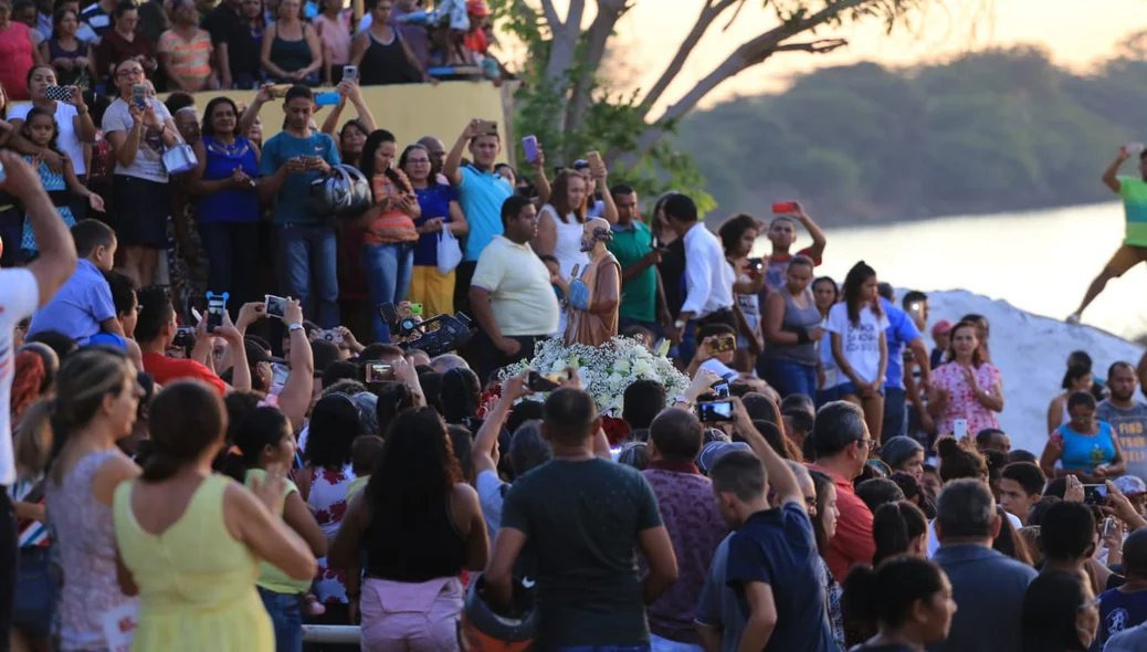 Devotos acolhem a imagem de São Pedro
