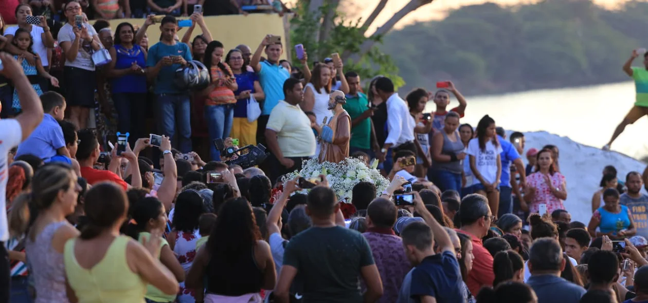 Devotos acolhem a imagem de São Pedro