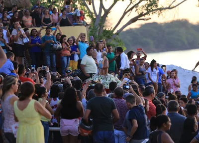 Devotos acolhem a imagem de São Pedro