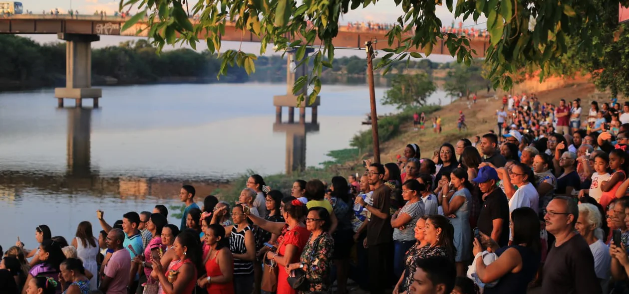 Fiéis no cais do rio Poti