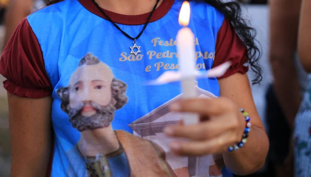Fiel segurando a vela