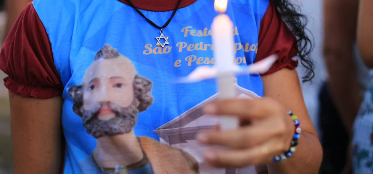 Fiel segurando a vela