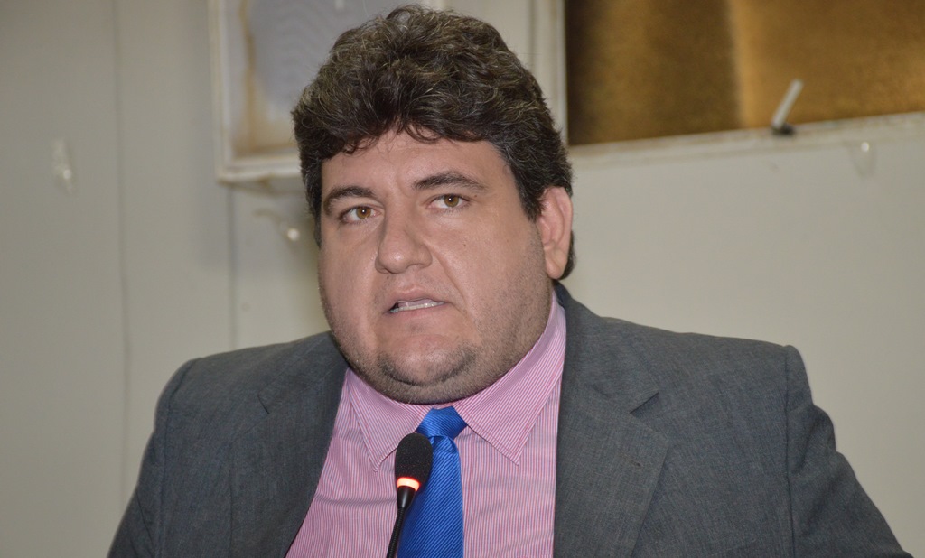 Hugo Victor exonera servidores comissionados