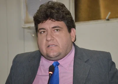 Hugo Victor exonera servidores comissionados
