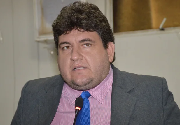 Hugo Victor exonera servidores comissionados
