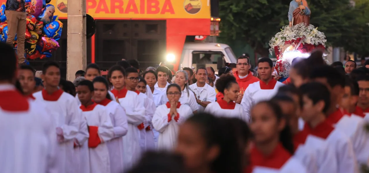 Imagem é levada em procissão