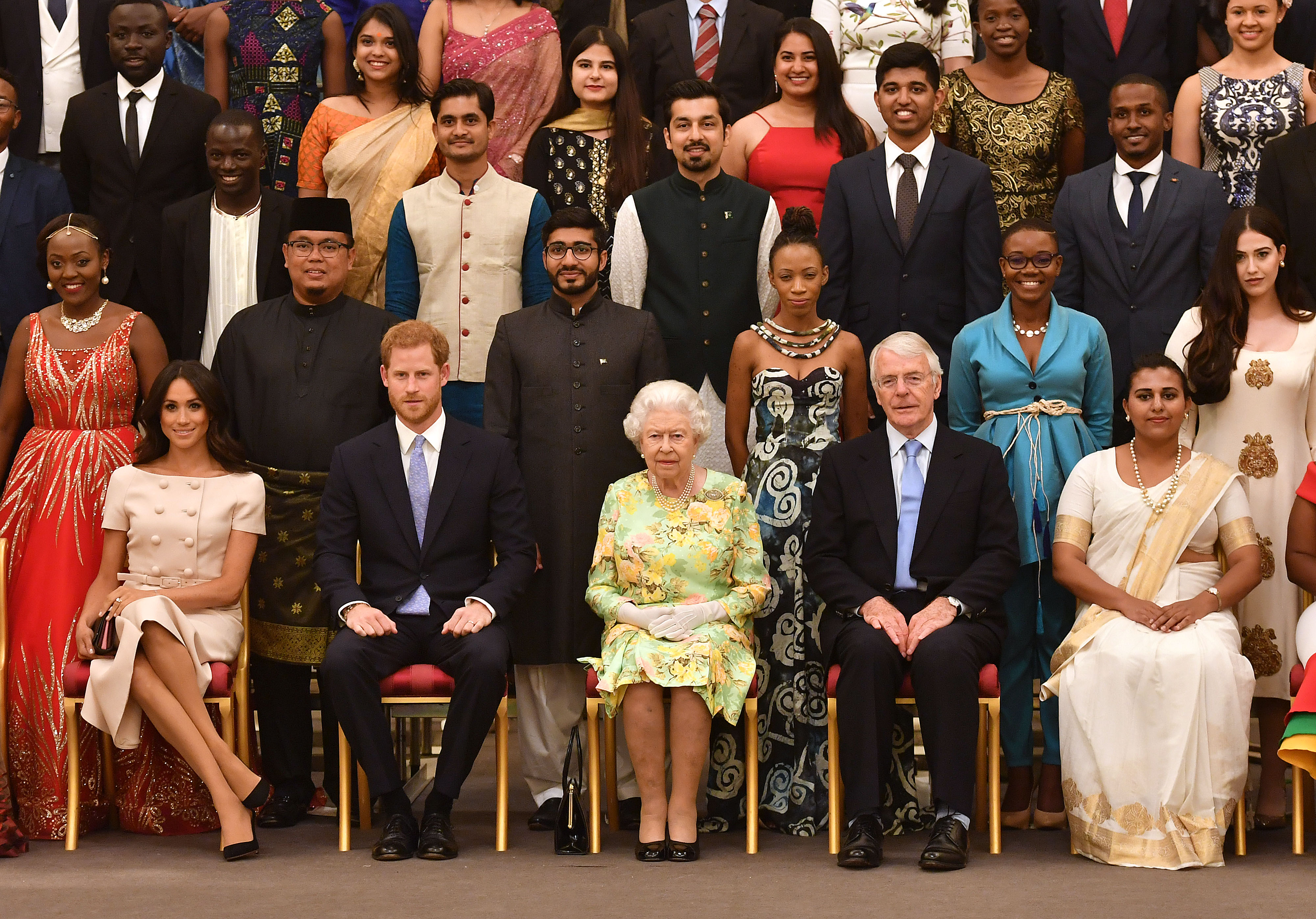 Meghan Markle cruza as pernas em evento no Palácio de Buckingham 