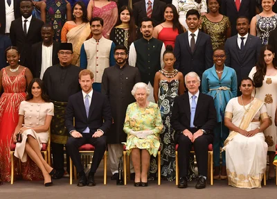 Meghan Markle cruza as pernas em evento no Palácio de Buckingham 